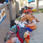 Ropa en el suelo en la calle del Hostal de La Bordeta.