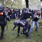 Enfrontaments entre policies i manifestants durant la protesta el Primer de Maig a París.