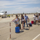 Alguns dels passatgers que van arribar ahir a l’aeroport d’Alguaire en el vol de Palma.
