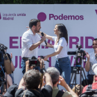 Garzón i Belarra s’abracen durant un míting, ahir a Madrid.