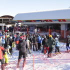 Alguns dels esquiadors que ahir van visitar les pistes de Port Ainé.