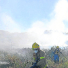 Imatge dels Bombers treballant en el foc.