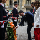 El president de la Generalitat, Pere Aragonès; el vicepresident, Jordi Puigneró, i la consellera de la Presidència, Laura Vilagrà, dipositant la corona de flors al monument de Rafael Casanova.