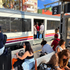 Passatgers de la línia R2 Sud aturats a l’estació de Castelldefels.