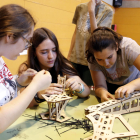 Alumnes de l’institut Torre Vicens de Lleida munten un dron.