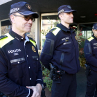 Agentes de la Guardia Urbana de Lleida con el nuevo uniforme este lunes.