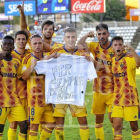 Els jugadors del Lleida dedicant la victòria a Dani Badia