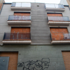 Un edificio tapiado en la calle arnald de Solsona.