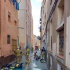 Siete dotaciones de los Bomberos extinguen un incendio que deja inhabitable un edificio de la calle del Parque de Lleida