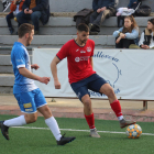 Un jugador de la Seu d’Urgell tapa Mikel, que controla la bimba al límit del terreny de joc.