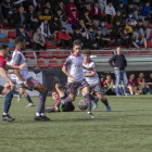 Els jugadors del Tàrrega i del Gavà lluiten per la pilota ahir durant el partit.