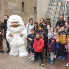 Uno de los Yetis posa junto a un grupo de niños de Benavent del Segrià, el alcalde, Miquel Pueyo, y los concejales de Cultura y Fiestas.