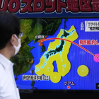 Un hombre mira una infografía sobre el lanzamiento de un misil balístico de Corea del Norte que sobrevoló territorio japonés.