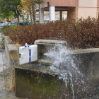 Una fuita d'aigua davant dels blocs Joan Carles de Lleida