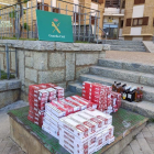 Los paquetes de tabaco de contrabando y las botellas de bebidas alcohólicas decomisadas por la Guardia Civil en un control en les Valls de Valira.