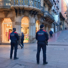 Agentes con los nuevos uniformes en el Eix Comercial de Lleida.