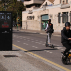 Vehículos de movilidad personal circulando por el carril bici de la carretera Santa Eugènia de Girona.