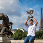 El balear es va fer ahir la protocol·lària foto amb el trofeu a les mans i la torre Eiffel al fons.