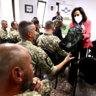 La ministra de Defensa, Margarita Robles, reunida recentment amb militars ucraïnesos a les instal·lacions de l'EADA de la Base Aèria de Saragossa.