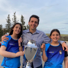 Pare i filles, amb la copa de campions de Lliga del Borges Vall.