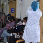Una infermera tracta pacients infectats amb covid-19 en un hospital a la ciutat xinesa de Fuyang.