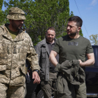 Volodimir Zelensky conversa con un militar ucraniano durante su visita al frente de Donbás.