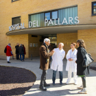 Manel Balcells i Tània Verge conversant amb sanitaris a l’exterior de l’hospital de Tremp.