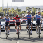 El belga Remco Evenepoel i el seu equip celebren la victòria a la Vuelta a Espanya 2022.