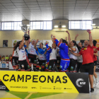 Jugadoras y técnicos del Gijón celebran ayer en el pabellón de Vila-sana su triunfo en la Supercopa.