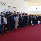 Foto de grup dels representants d'ajuntaments, consells comarcals i diputacions de Catalunya i Aragó que van assistir a la conferència a favor dels Jocs d'Hivern 2030 a Vielha el novembre del 2021.