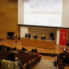 Una de las mesas redondas del Simposi de Llibertat de Premsa, ayer en el campus de Cappont de la UdL. 