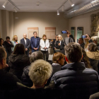 El director del museu, Àngel Galobart, mostra el coll de dinosaure a la consellera Garriga i al president de la diputació de Lleida.