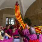 Els Castellers de Lleida van culminar l’ofrena floral al Roser amb un pilar de 4 al so d’Els Segadors.