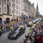 Milers de persones van assistir a l’avinguda Royal Mile d’Edimburg per veure passar el seguici fúnebre de la reina Elisabet II.