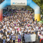 El moment de la sortida de la caminada contra el càncer que es va celebrar ahir a Lleida.