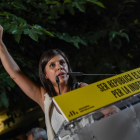 La portaveu d'ERC, Marta Vilalta, amb el puny alçat durant la seva intervenció des del Fossar de les Moreres amb motiu de la Diada.