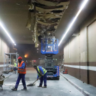 Operarios trabajando ayer por la noche en la reparación del falso techo de la entrada.