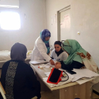 Membres de la delegació sanitària lleidatana atenen refugiats als campamenst sahrauís