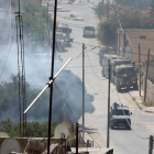 Vehículos militares israelíes se internan en las calles de la ciudad cisjordana de Yenín.