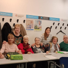 En grupo  -  La mayoría de nuevos perfiles trabajan con grupos de pacientes y hacen acciones de salud comunitaria con sesiones abiertas al público. En la foto, visita a un supermercado de Oliana, de la mano de una nutricionista, de participantes  ...