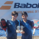 Marc Rodríguez i Bruno Gadea, amb els trofeus de subcampions que van aconseguir en TYC2 del Prat.