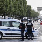 Cotxes de la Gendarmeria francesa al costat de barricades a prop de l’Arc de Triomf de París.