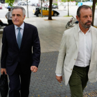 L'expresident del Barça Sandro Rosell arriba a la Ciutat de la Justicia acompanyat del seu advocat, Pau Molins.