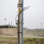 Una vista de cables tallats en una de les torres d’enllumenat exteriors de les pistes d’atletisme.