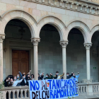 Colegiales de la residencia Ramon Llull movilizados contra el cierre de este centro. 