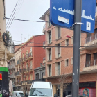 Una furgoneta invadiendo la acera de la calle Sant Martí, ayer. 