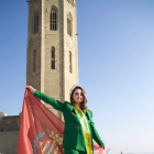 Lleida entrega su bandera a la modelo Sonia Romero