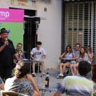 L’actor Roger Pera va parlar a la plaça Francesc Pujol del doblatge.