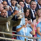 Pep Guardiola, técnico del Manchester City, levanta el histórico trofeo de la FA Cup.