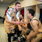 Satoransky celebra amb Kuric la classificació al vestidor.